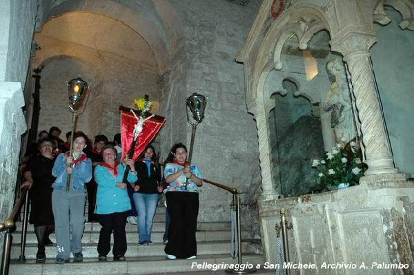Monte S. Angelo - pellegrini in visita al Santuario di San Michele
